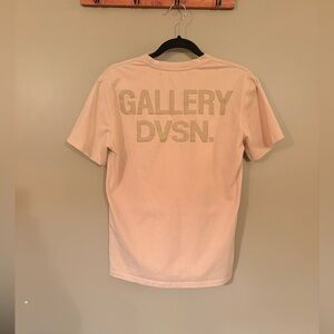 Hudson Outerwear Gallery DVSN Graphic T-Shirt Cream/Tan size Small Streetwear